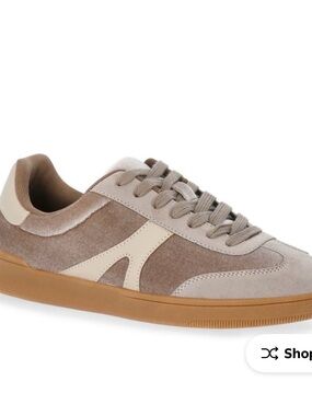 Women’s No Boundaries sneaker. New without box size 8